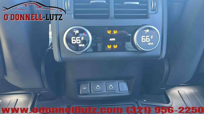 2024 Land Rover Discovery P300 Dynamic SE