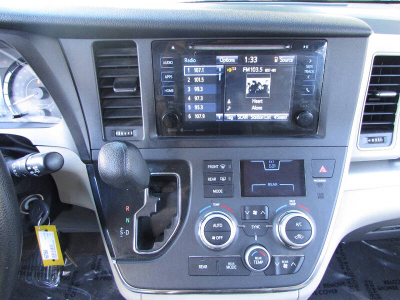 2017 Toyota Sienna LE 8-Passenger