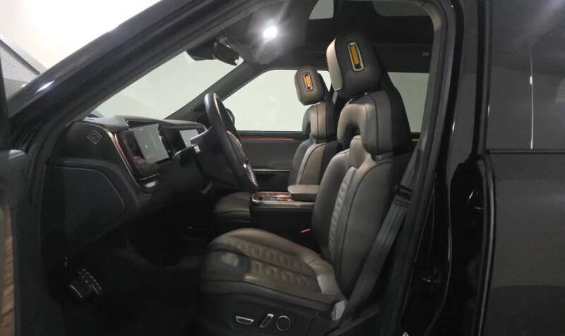 2024 Rivian R1S Adventure