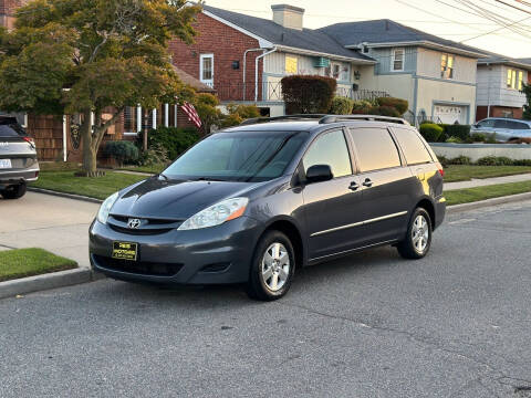 2006 Toyota Sienna for sale at Reis Motors LLC in Lawrence NY