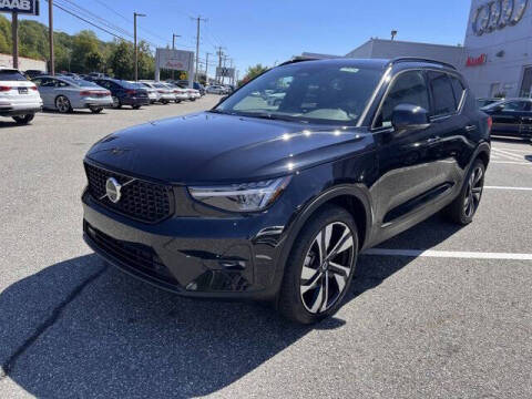 2025 Volvo XC40 B5 Plus Dark Theme