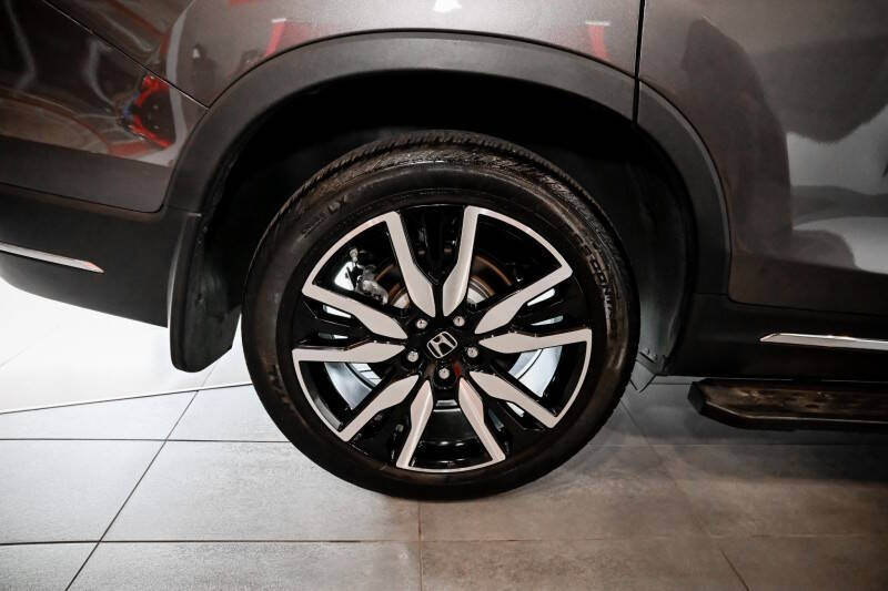 2022 Honda Pilot Touring w/Rear Captain's Chairs