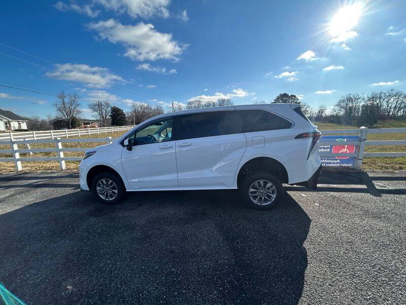 2025 Toyota Sienna LE 8-Passenger