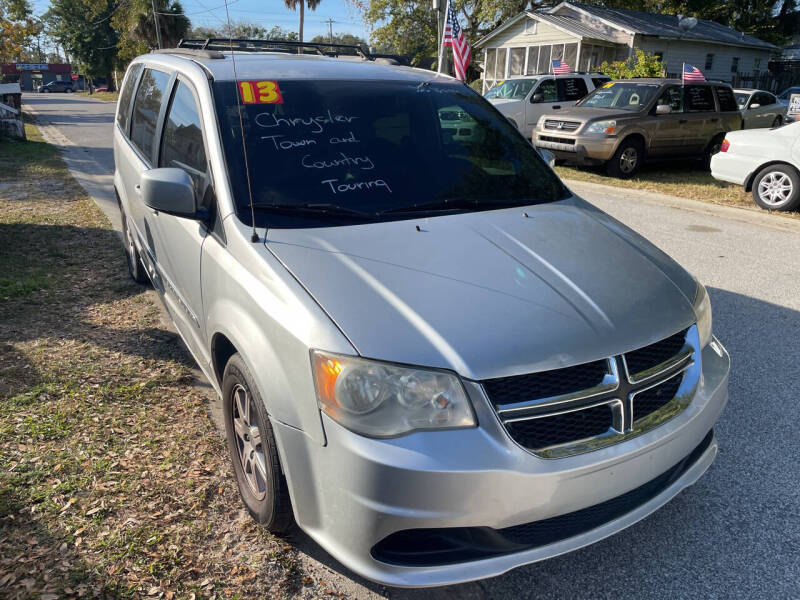 2012 Chrysler Town & Country Touring's photo