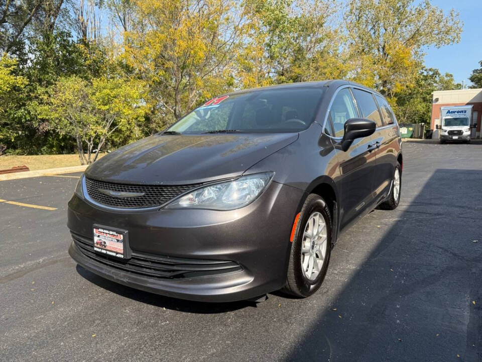 2017 Chrysler Pacifica for sale at Deals & Trades in Aurora, IL