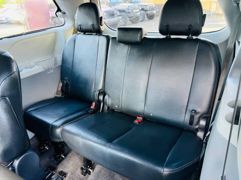 2014 Toyota Sienna SE 8-Passenger