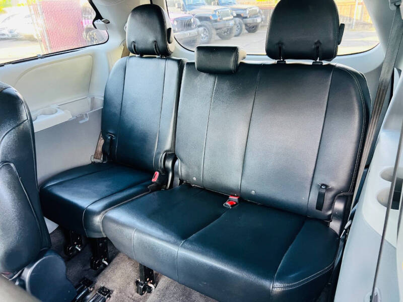 2014 Toyota Sienna SE 8-Passenger