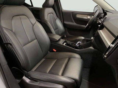 2025 Volvo XC40 B5 Plus Bright Theme