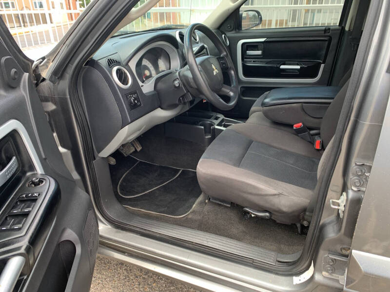 2008 Mitsubishi Raider LS