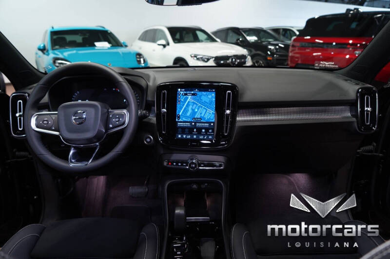 2023 Volvo XC40 B5 Plus Dark Theme