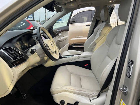 2016 Volvo XC90 T6 Momentum