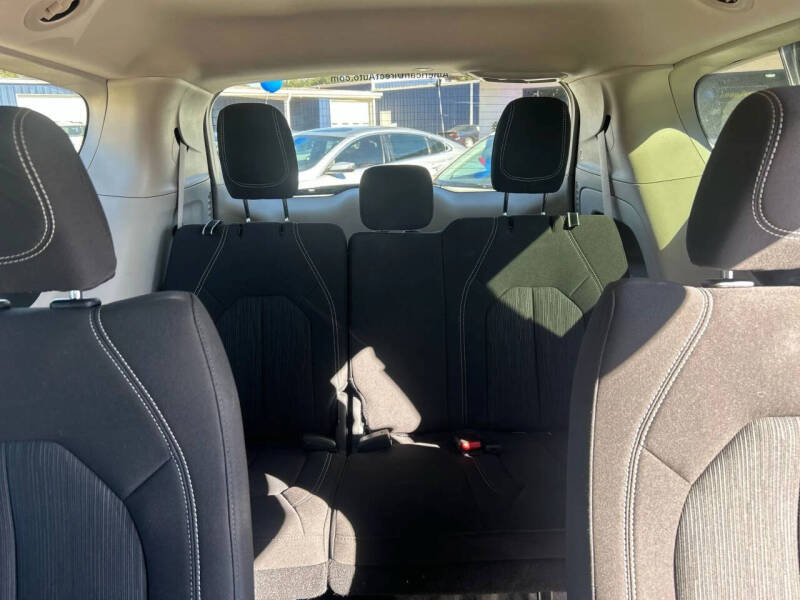 2023 Chrysler Voyager LX