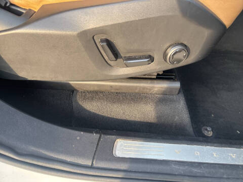 2016 Volvo XC90 T6 Momentum