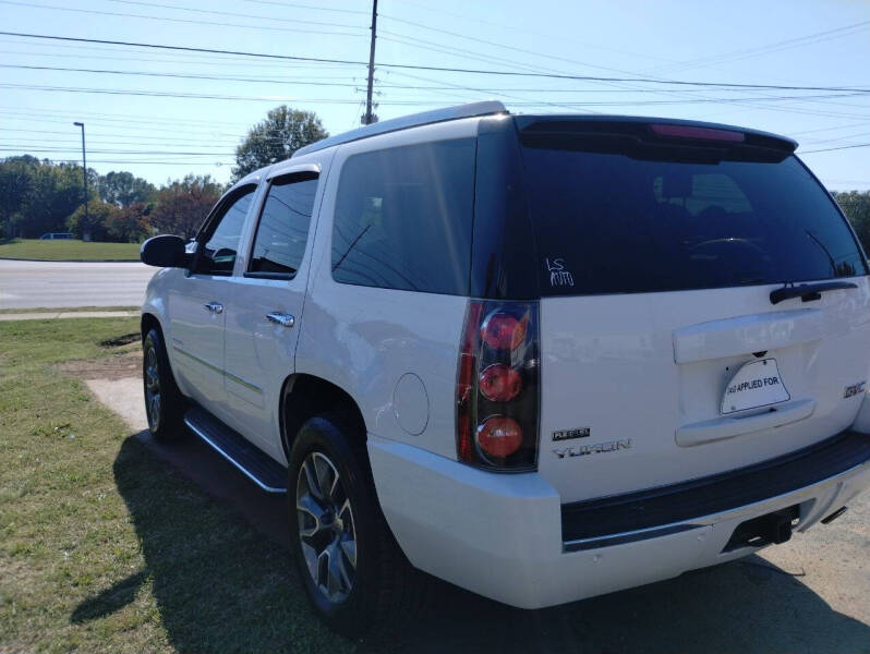 2011 GMC Yukon Denali photo 4