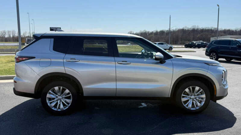 2026 Mitsubishi Outlander ES