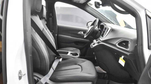 2025 Chrysler Voyager LX