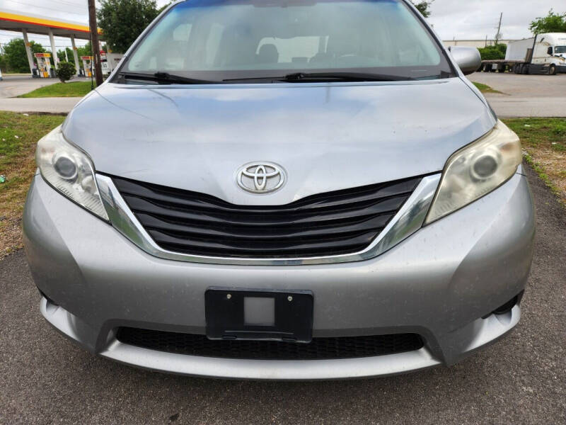 2013 Toyota Sienna L photo 2