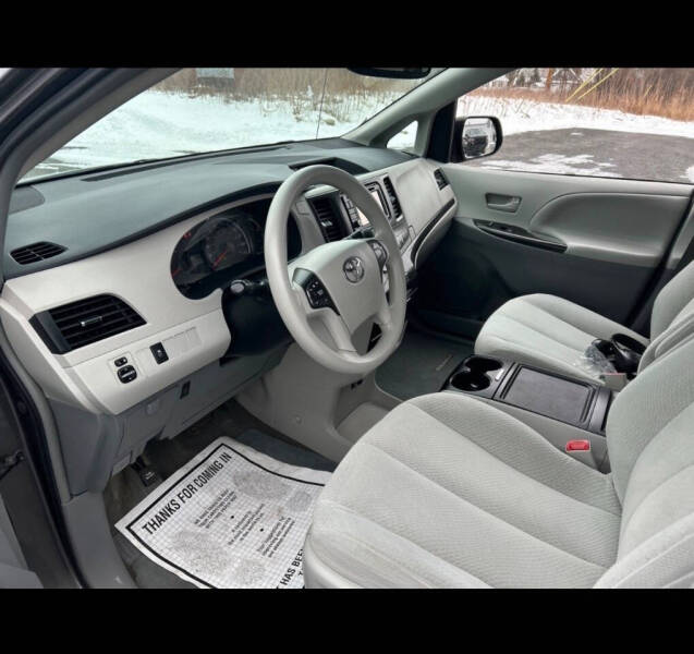 2014 Toyota Sienna LE 7-Passenger