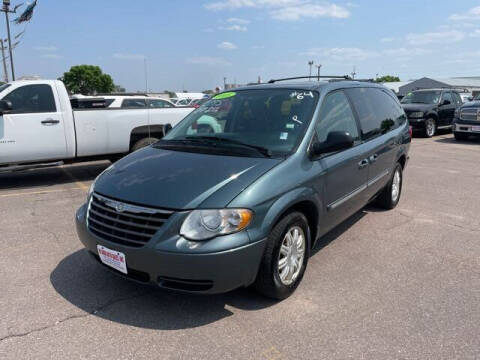 2005 Chrysler Town and Country for sale at De Anda Auto Sales in South Sioux City NE
