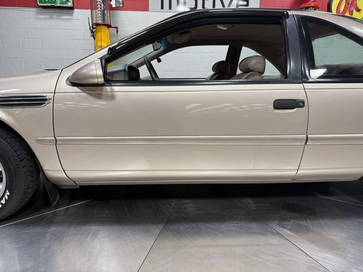 1993 Ford Thunderbird 25