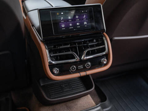 2023 Bentley Bentayga EWB V8