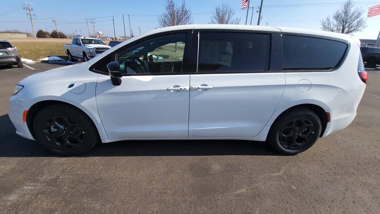 2024 Chrysler Pacifica Plug-In Hybrid for sale at Victoria Auto Sales in Victoria, MN