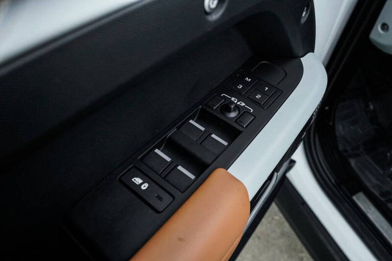 2024 Land Rover Defender 110 P400 X-Dynamic SE