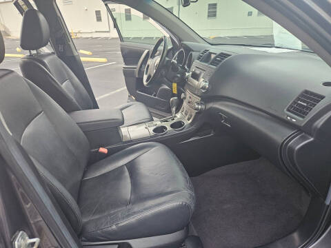 2011 Toyota Highlander SE