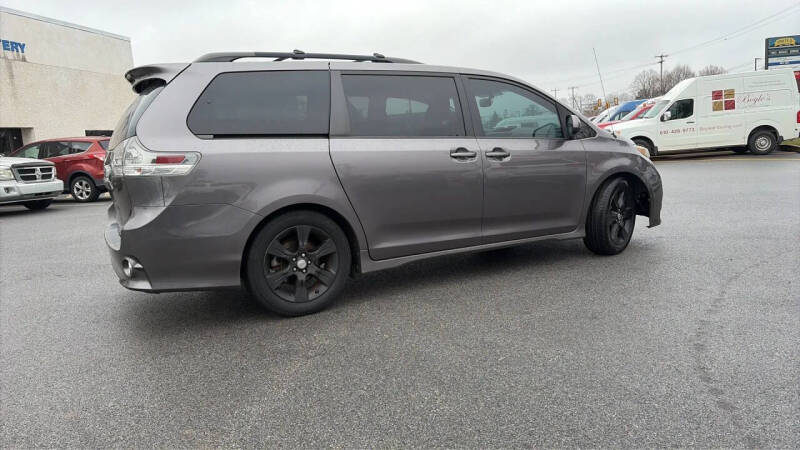 2012 Toyota Sienna SE 8-Passenger