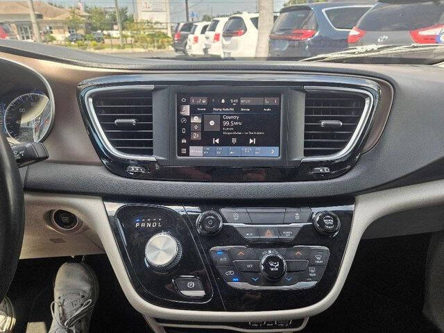2022 Chrysler Voyager LX