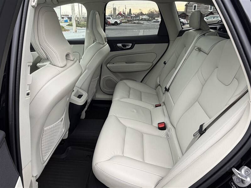 2024 Volvo XC60 B5 Plus Dark Theme