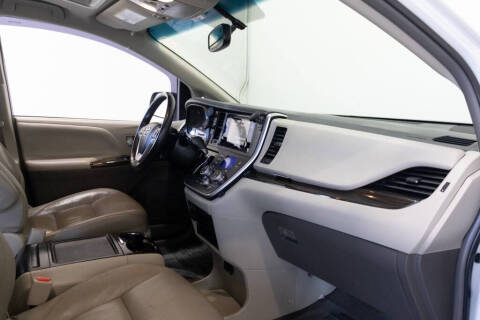 2017 Toyota Sienna XLE Premium 8-Passenger