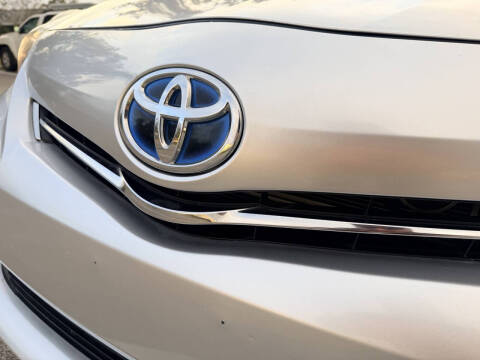 2014 Toyota Prius v Five