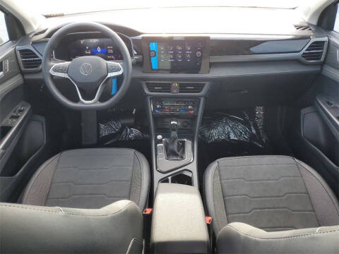 2025 Volkswagen Taos SE Black