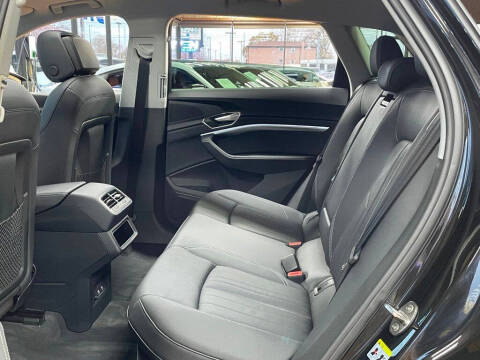 2021 Audi e-tron quattro Premium