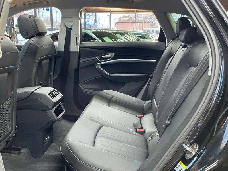 2021 Audi e-tron quattro Premium