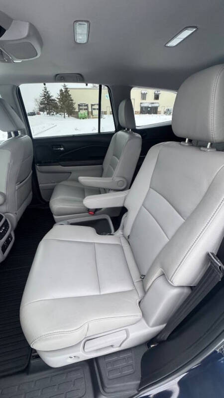 2020 Honda Pilot Touring w/Rear Captain's Chairs