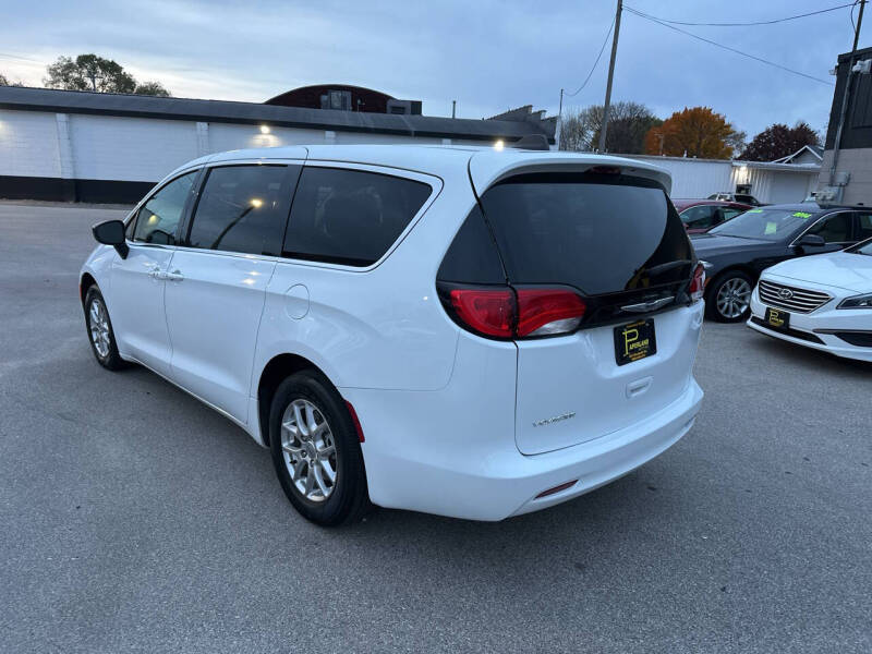 2024 Chrysler Voyager LX