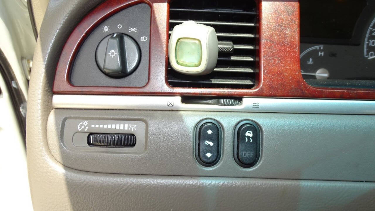 2004 Lincoln Town Car 26