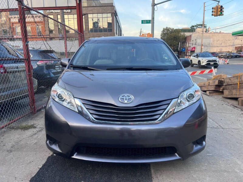 2017 Toyota Sienna LE's photo