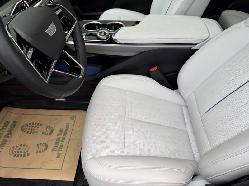 2025 Cadillac LYRIQ Luxury 1