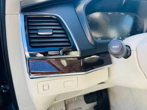 2016 Volvo XC90 T6 Momentum