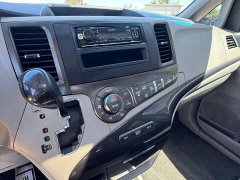 2013 Toyota Sienna SE 8-Passenger