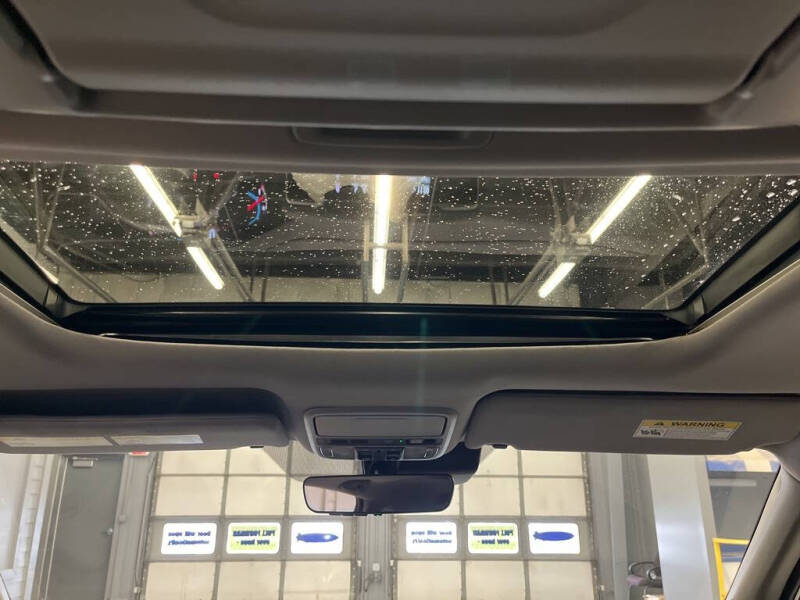 2022 Honda Pilot Touring w/Rear Captain's Chairs