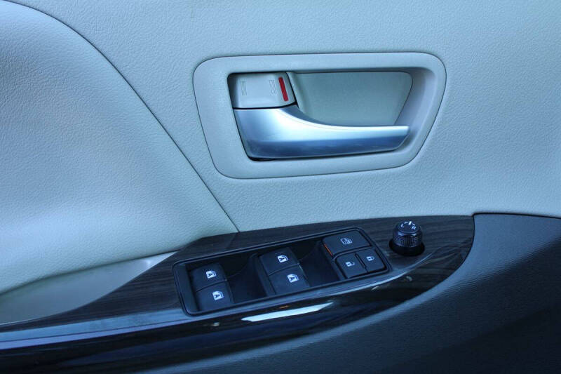 2018 Toyota Sienna XLE Premium 7-Passenger