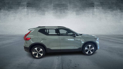 2024 Volvo XC40 B5 Core Dark Theme