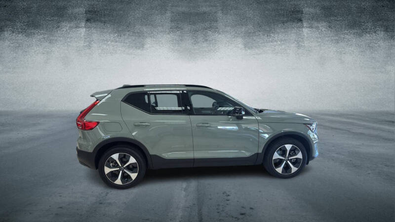2024 Volvo XC40 B5 Core Dark Theme