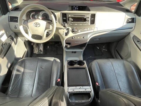 2011 Toyota Sienna SE 8-Passenger