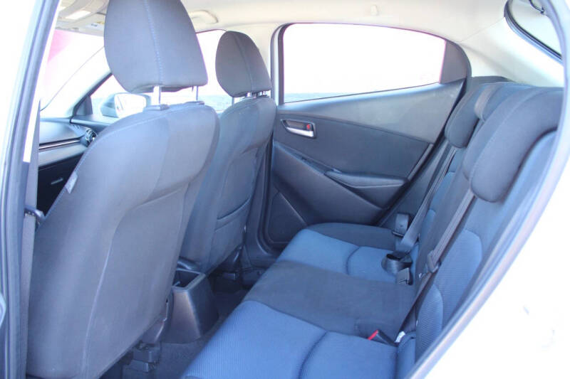 2020 Toyota Yaris Hatchback LE