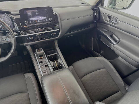 2024 Nissan Pathfinder SV